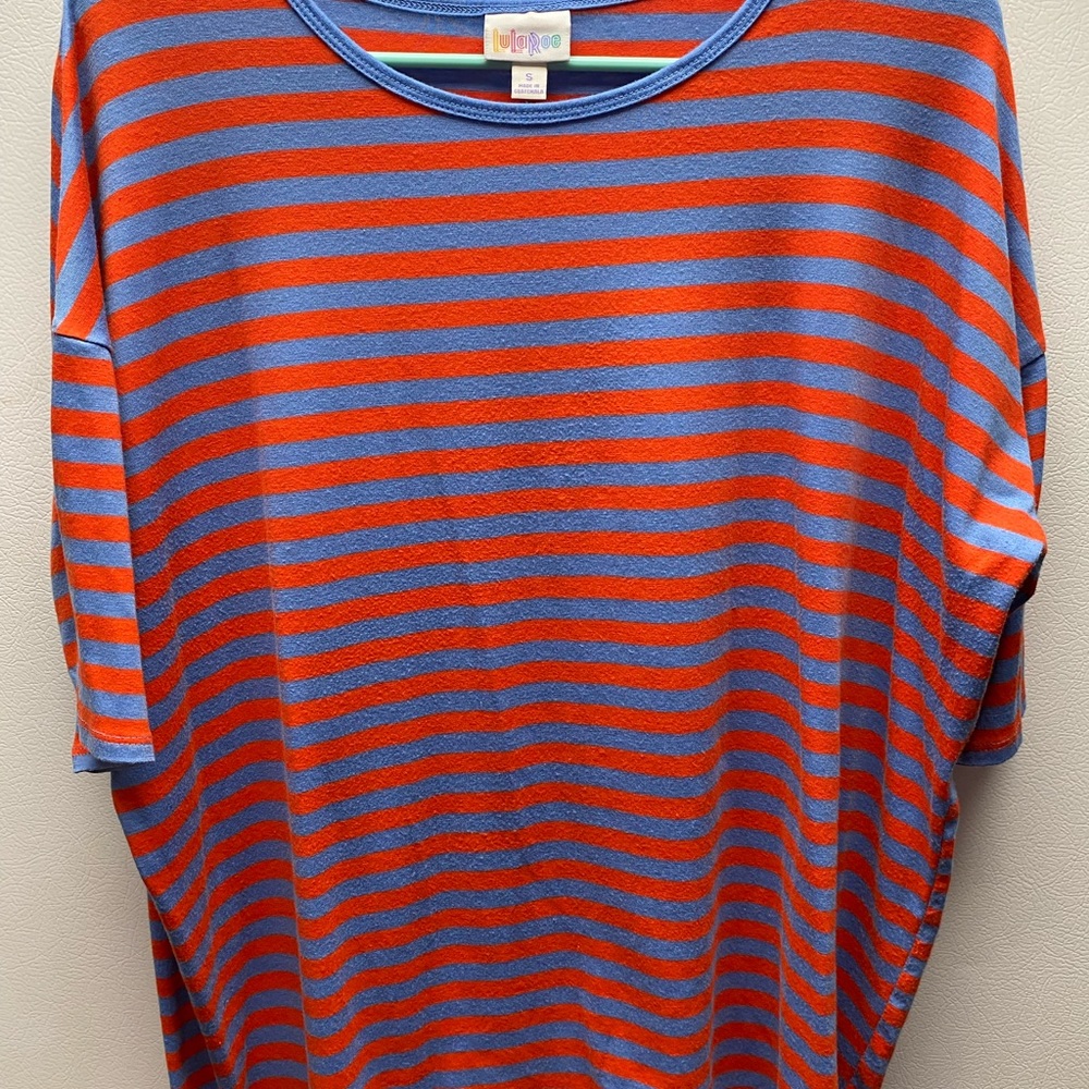Lularoe tee - longer backside